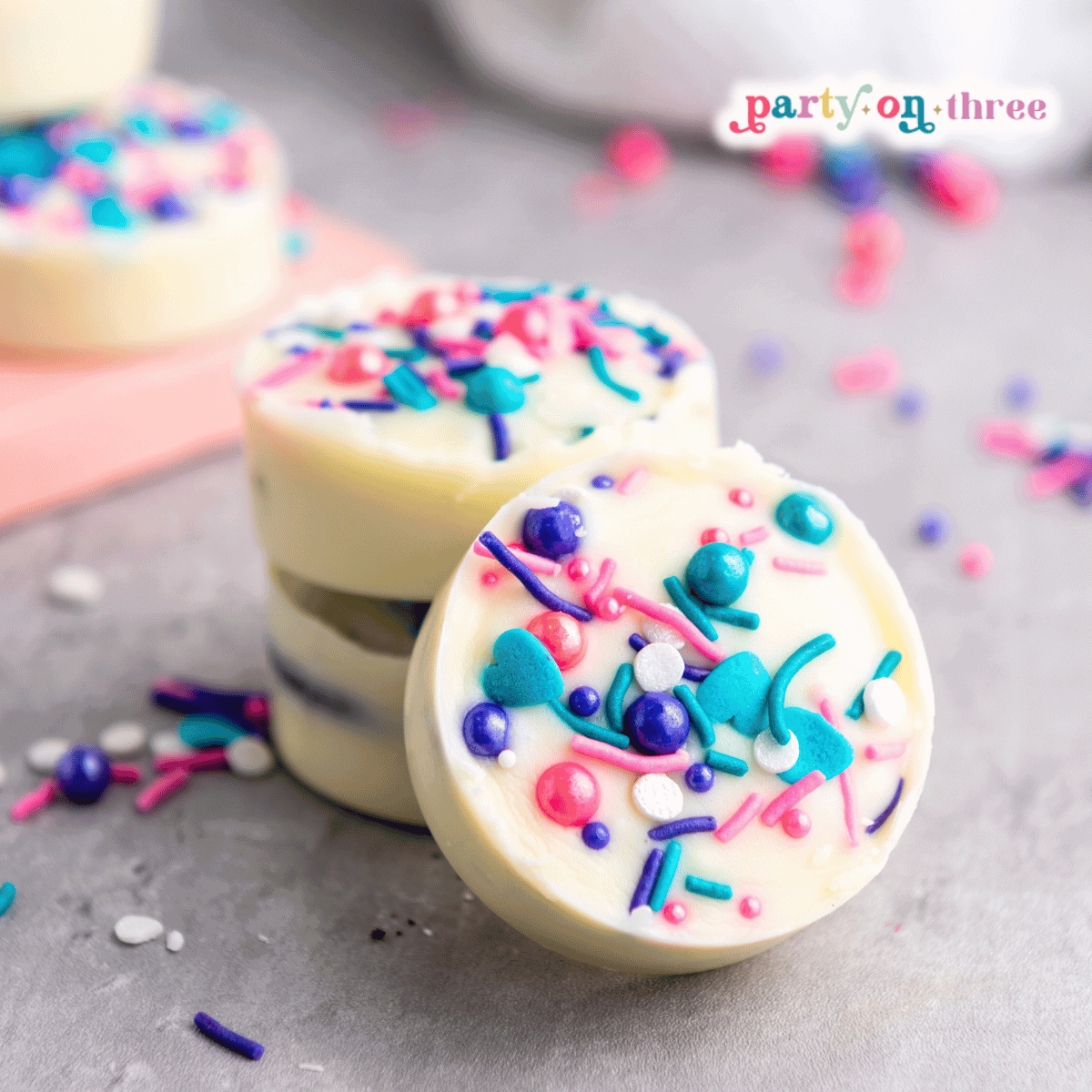 Easy DIY Chocolate Covered Oreos (Great for Birthdays!)
