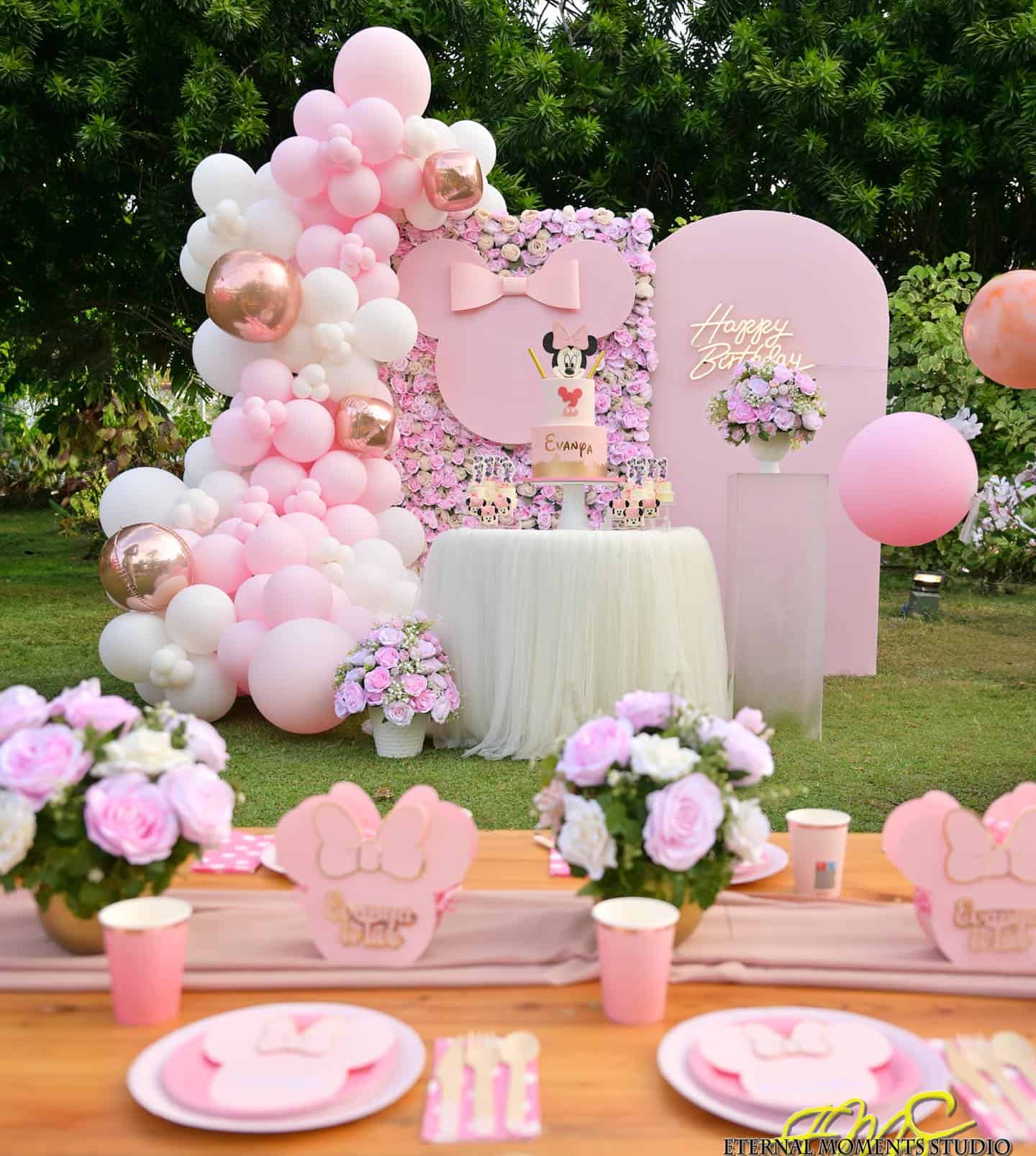 Elegant Minnie Mouse Outdoor Party Decor