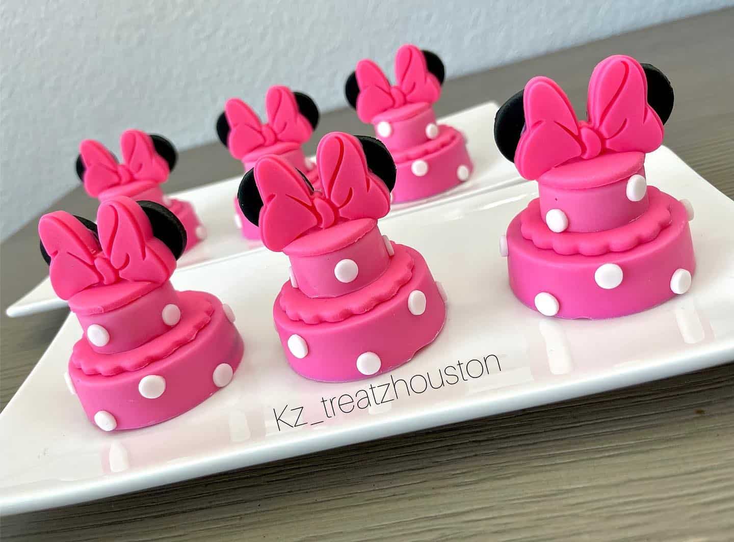 Minnie Mouse Mini Fondant Cakes