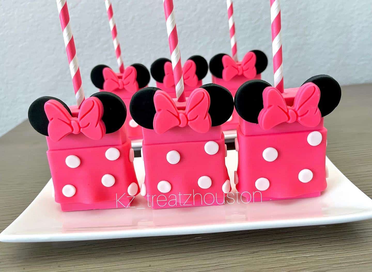 Minnie Mouse Pink Polka Chocolate Pops