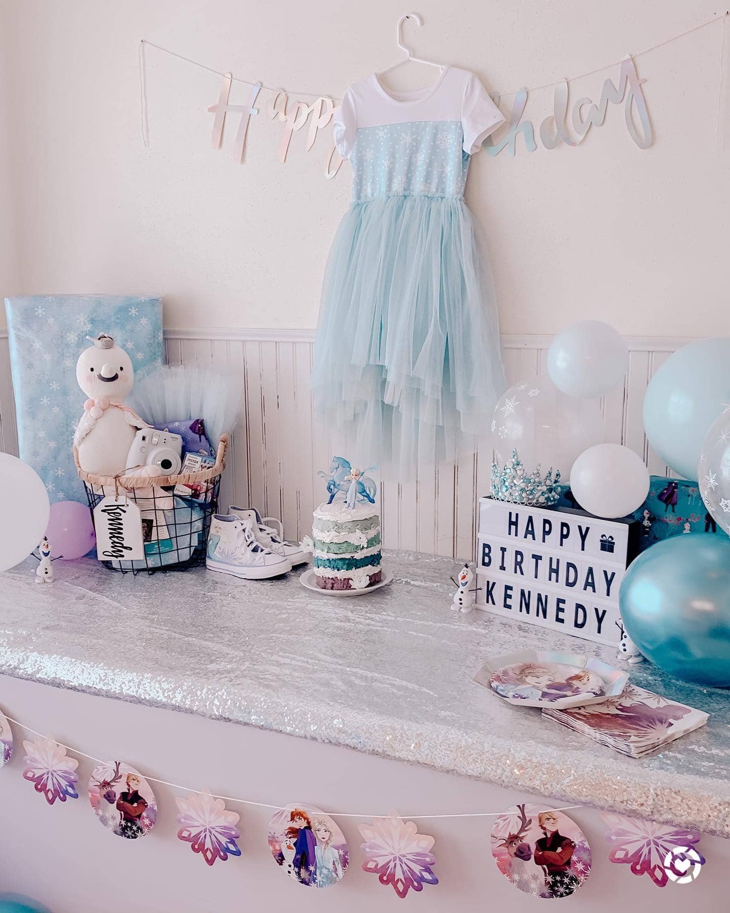 Frozen Birthday Gift Table Display