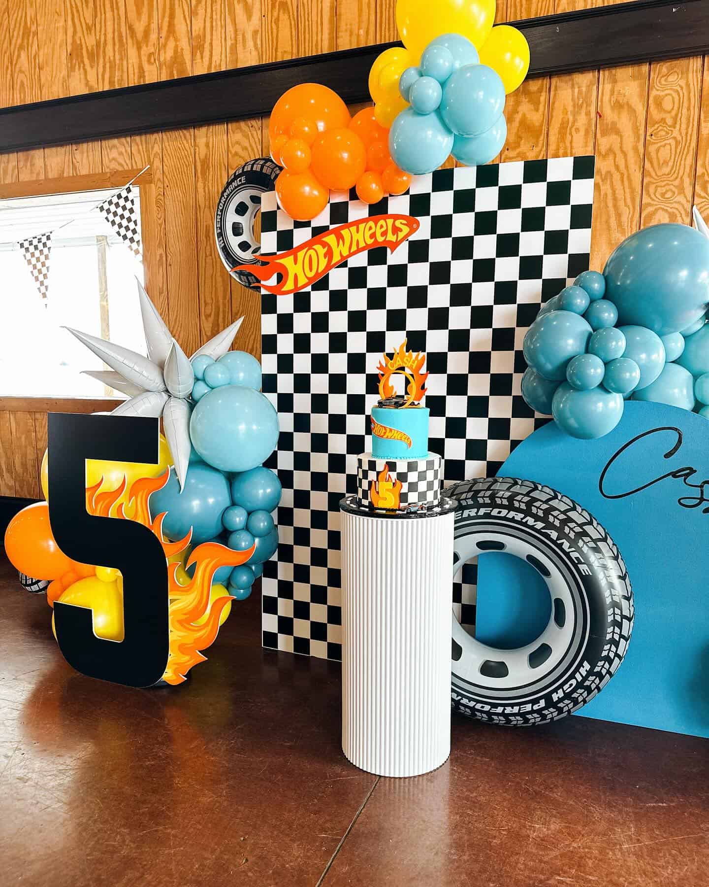 Hot Wheels Checkered Party Wall with Cake Display