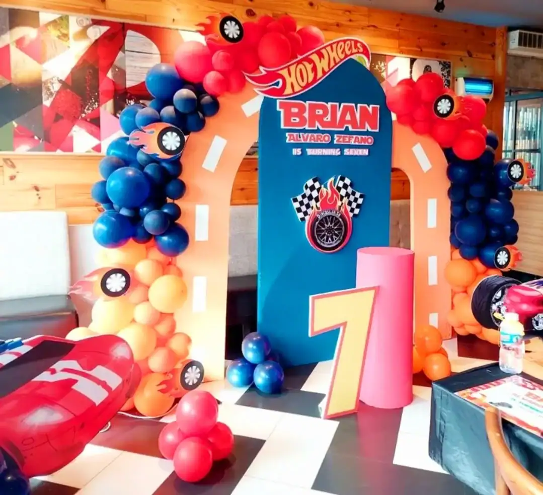 Hot Wheels Roadway Balloon Arch and Number 7 Sign