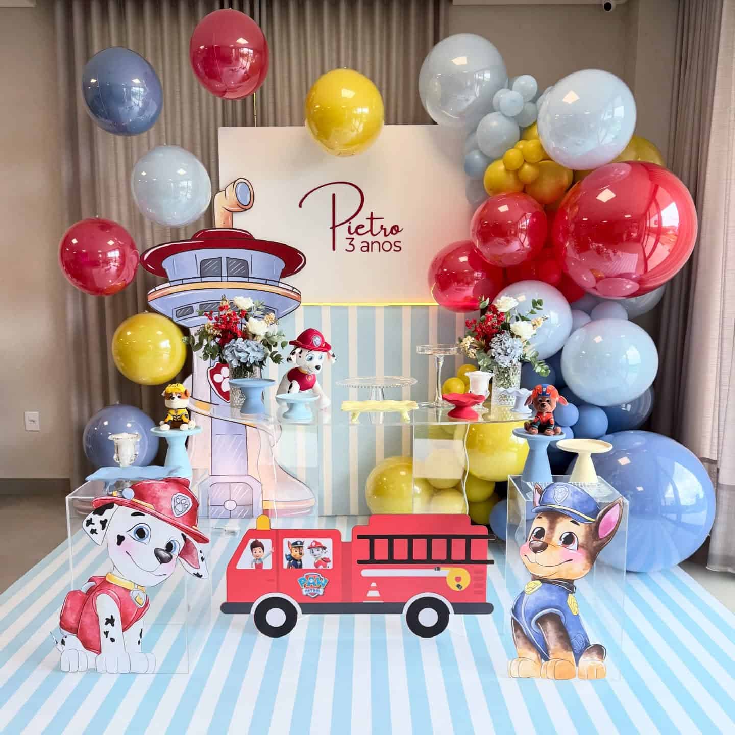 Paw Patrol Lookout Tower Backdrop with Balloon Garland