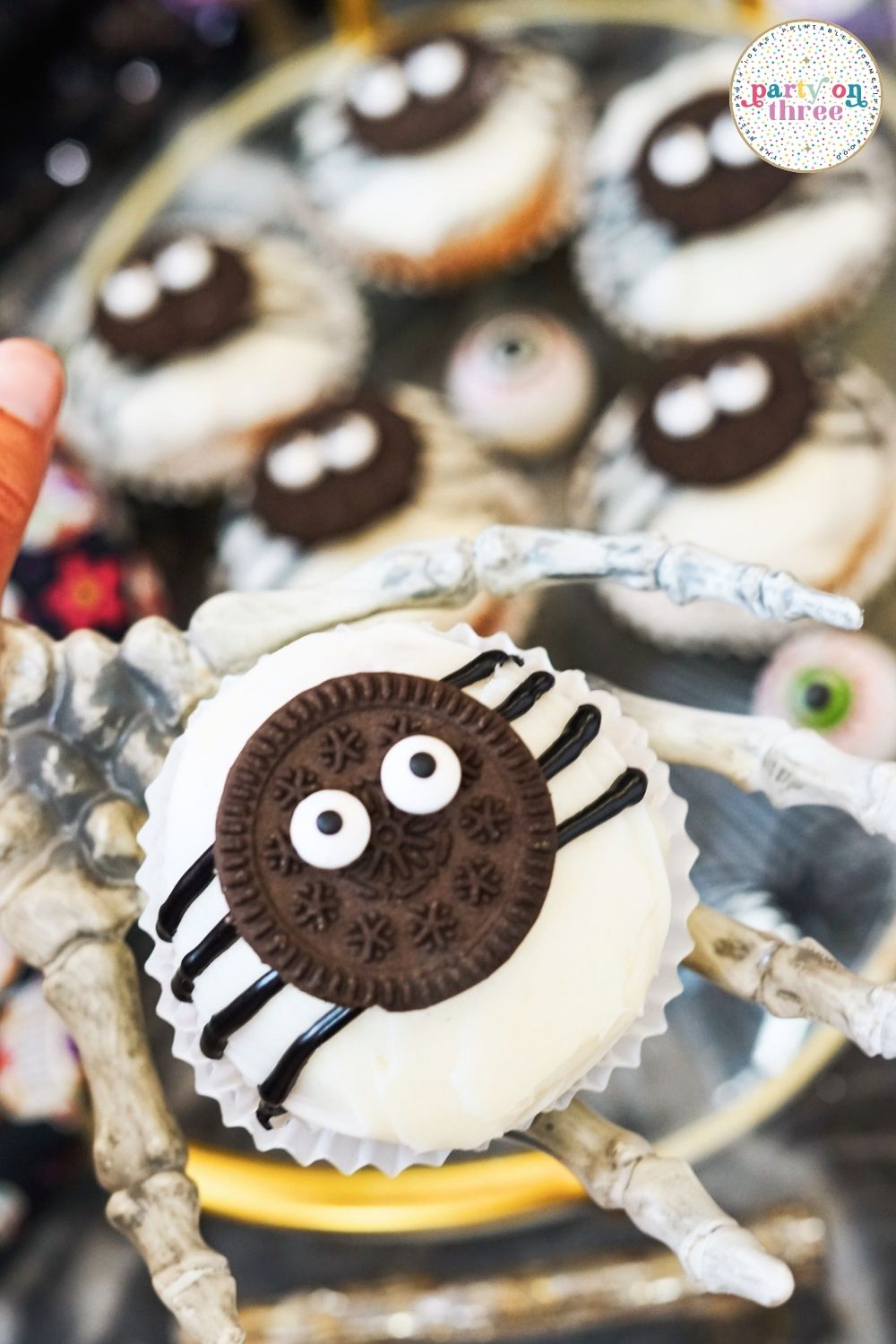 Halloween Spider Cupcakes (Easy Oreo Spider Cupcakes)