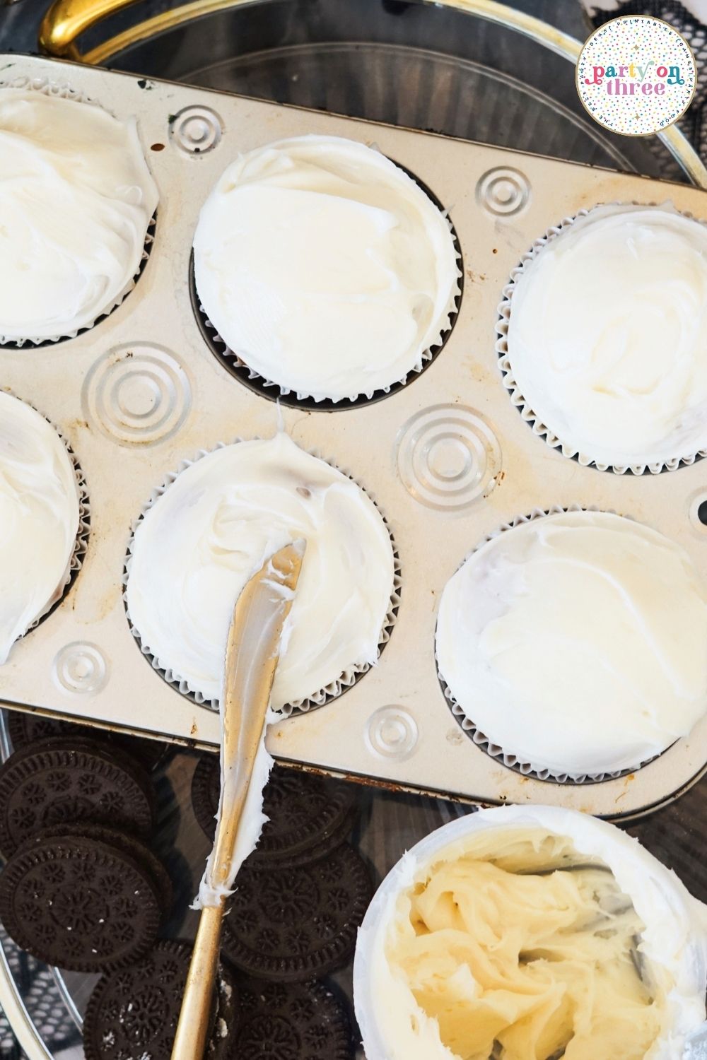 Halloween Spider Cupcakes (Easy Oreo Spider Cupcakes)