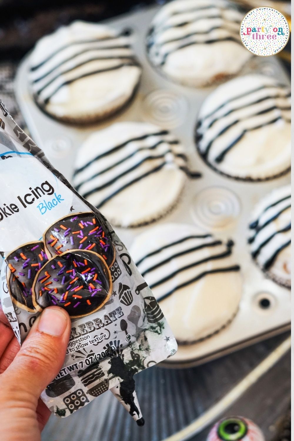 Halloween Spider Cupcakes (Easy Oreo Spider Cupcakes)