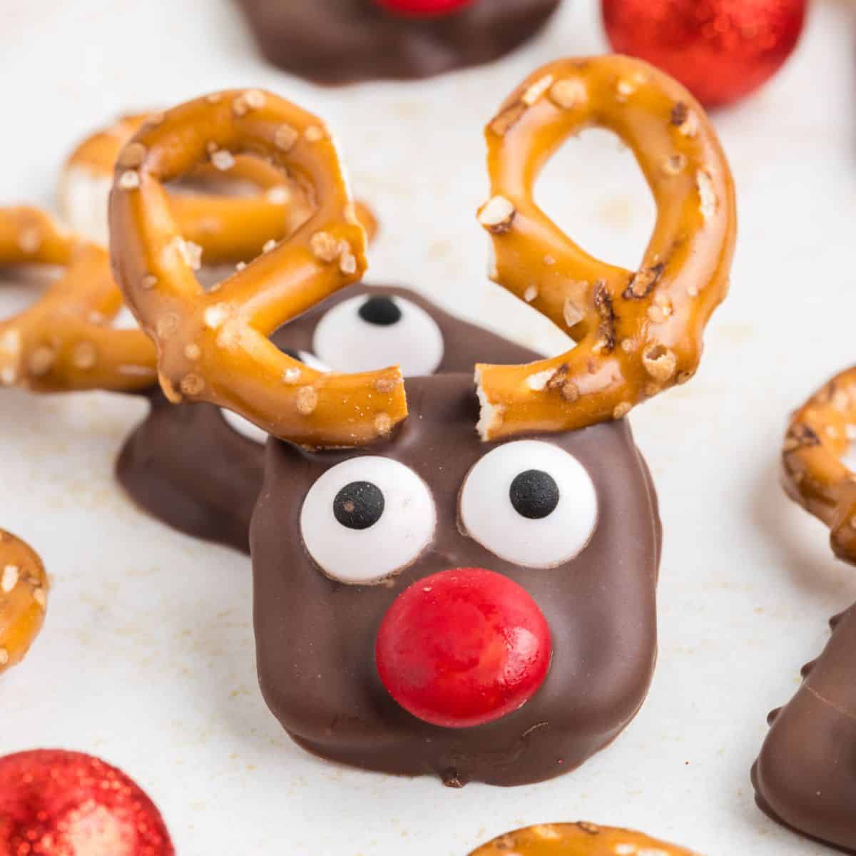 Easy Pretzel Reindeers with Chocolate