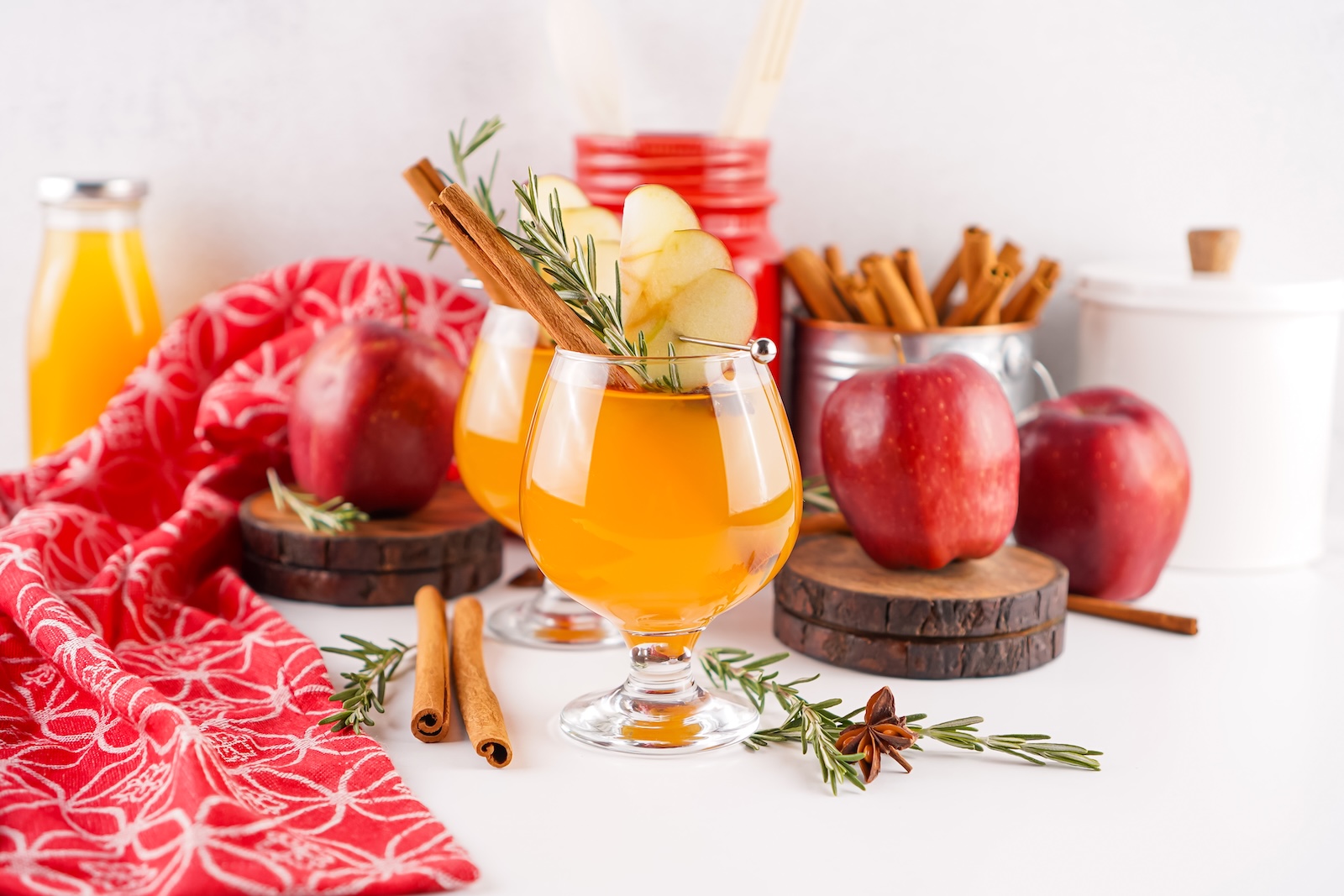 Fireball Whiskey Apple Cider Holiday Cocktail - Serve Both Hot and Cold! - mommychristmas.com
